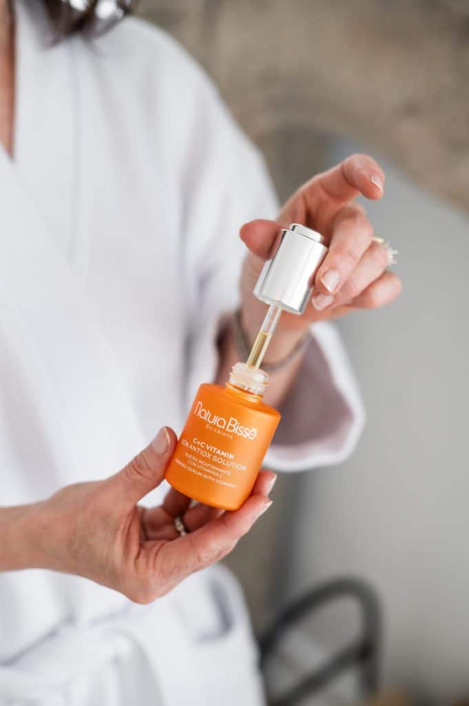 vitamin C serum how to apply vitamin C serum on face as part of a morning skincare routine